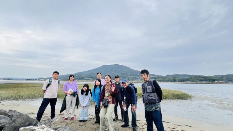 海辺の教室 in 福岡糸島「古地図をたよりに泉川を歩こう　～昔の海岸工事の足跡をたどるウォーキング～」集合写真